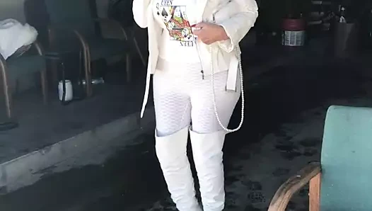 Beyaz deri sigara içen