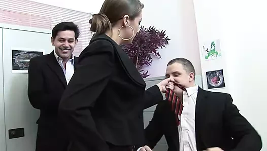 Öğretmen ve kız öğrenci ile sınıfta iki azgın adamla sikişen sert grup seks