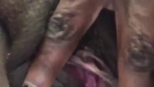 Büyükanne benim için kedi ile oynuyor