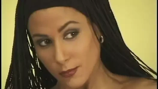 Dostum oturma odasında kırmızı elbiseli seksi sürtük pulluklar