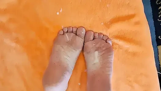 Kızım ayaklarımın arasına alıyor