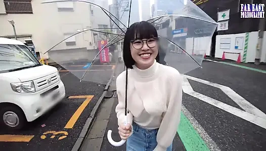 Tatlı gözlüklü tatlılar tembel bir günde sonsuz gulp mutluluk içinde sıcak damlaların tadını çıkarıyor -bölüm.1