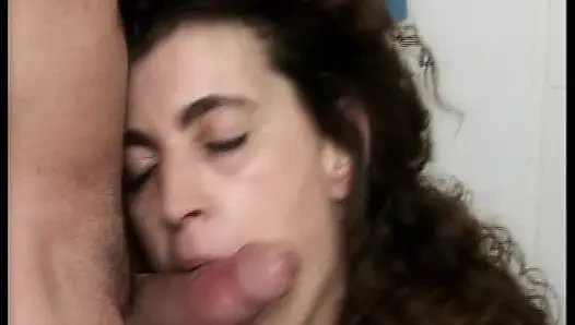Seksi esmer Alman orta yaşlı seksi kadın banyoda yarağa biniyor