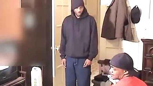 Siyah haydut sakso çekerken yarak emiyor