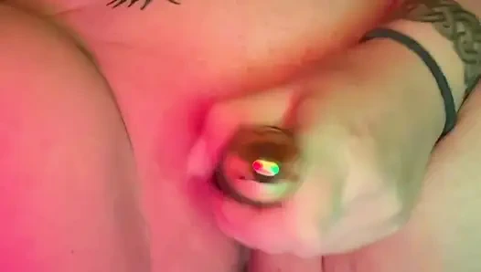 Evli kadın mastürbasyon yapıyor ve fışkırtıyor