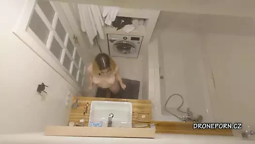 Kamila banyoda - kamera