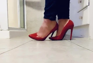 Kırmızı stilettolarıyla oynuyor