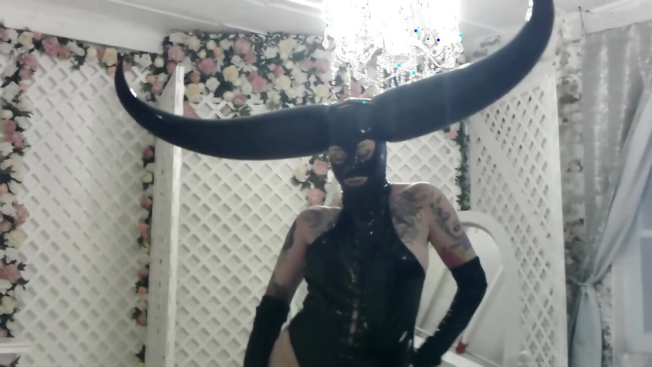 Boynuzlu lateks maske ve pvc striptiz
