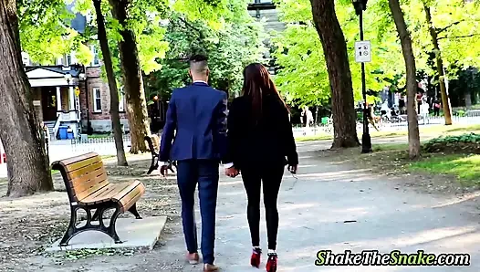 Yılanı salla - dövmeli bebek sokakta pikap