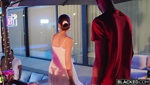 Blacked doyumsuz plaj bebeği Octokuro iki büyük zenci tarafından sikiliyor