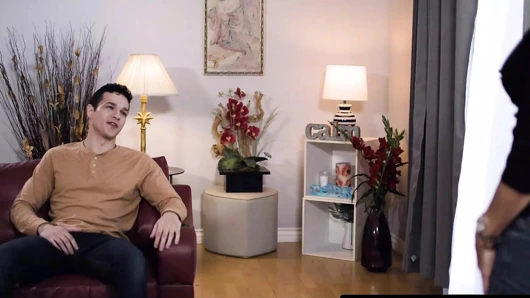 Annenin oğlu - şehvetli hormonlu adam ateşli üvey annesi için güçlü bir arzuya sahip