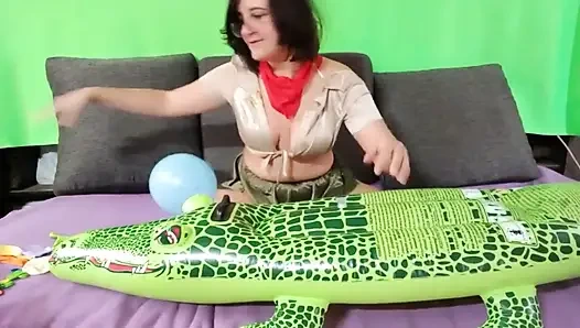 Şişme timsah üzerinde balon patlatıyor - tavşan looner [lowres]