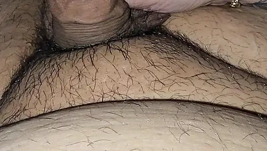 18 yaşındaki üvey kız kardeş üvey oğluna sikini elle muamele ederek düşük ereksiyona yardım etti