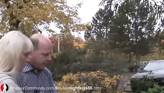 Athletische Deutsche MILF wird gefistet