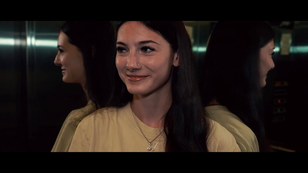 Ateşli küçük 22 yaşındaki Sophie Tyler ucuz motelde yabancı Teddy Tarantino tarafından sikiliyor