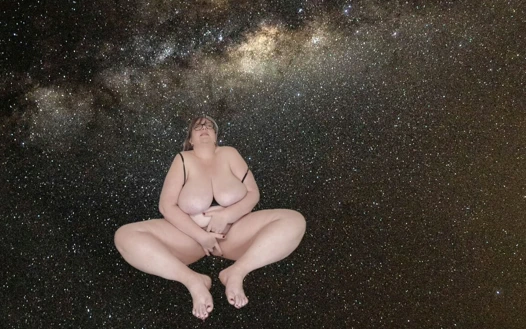 Dev Kadın Boşalıyor Ve Evrenden Daha Büyük Büyüyor