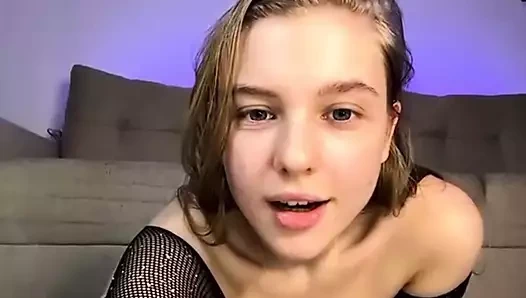 Harika sarışın kız kamerada oynuyor