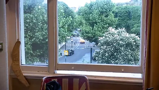 Dildoyla sikişen Londra çekici model çığlık atarak orgazm oluyor