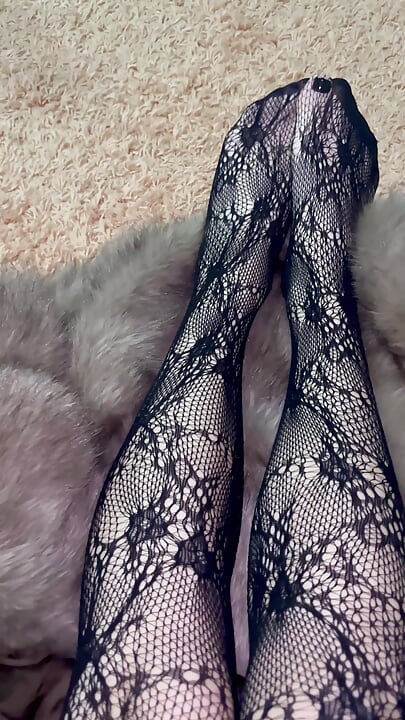 Seksi topuklu ve çoraplı uzun bir bacakla oynuyor