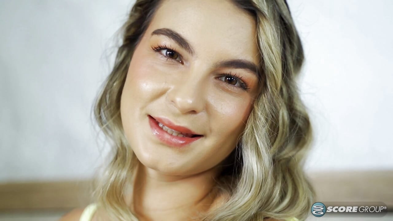 Yeni gelen Lia Tovar'ın şortunun dışında kalıyor.