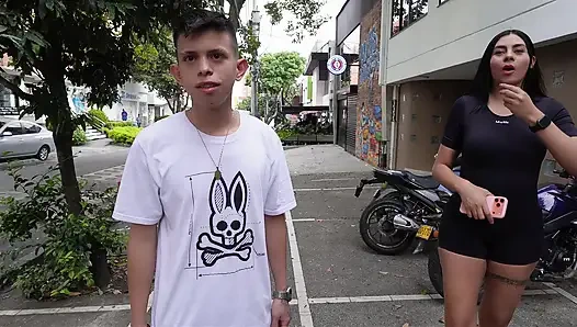 Я исполняю свою ставку девственница продавец Empanada