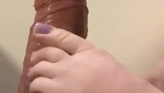 Güzel Küçük Ayaklar Dildoyla Oynuyor