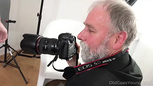 Kurnaz öğretmen taze esmer bir öğrencinin içine girerek sikini vuruyor.