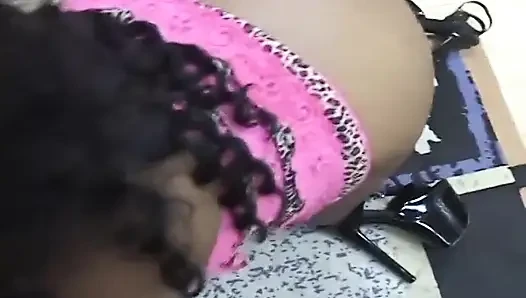 Büyük memeli zenci kızlar beyaz yarak emiyor