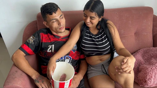 Utangaç üvey kız kardeşimi en sevdiği yemekte büyük yarağımla şaşırtıyorum