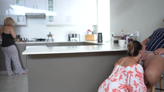 Karısı akşam yemeği pişirirken aldatan koca karısının en iyi arkadaşını sikiyor - kıllı amına boşalma