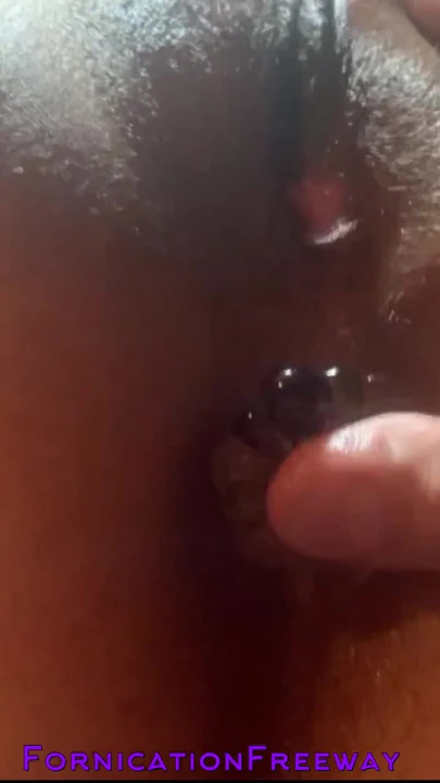 Лизать и трахать пальцами ее толстую киску и батплаг - FornicationFreeway