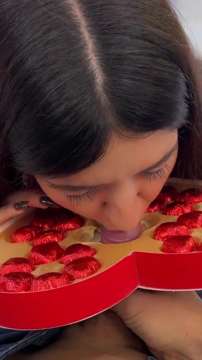 Sinsi üvey erkek kardeş sevgililer günü için üvey kız kardeşine sikini veriyor | Klip 1