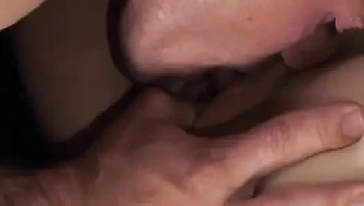 Sarışın orta yaşlı seksi kadın sert sikişmeden önce büyük yarağı gırtlağına kadar alıyor