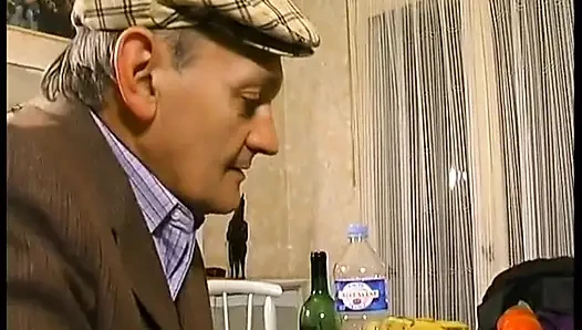 Satmak için her şeyi yapacak bir ev satıcısı.