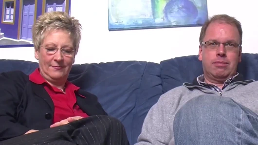 Olgunun güzel yaşlı etli amcığı sapık Alman çift tarafından parmaklanıyor ve sikiliyor