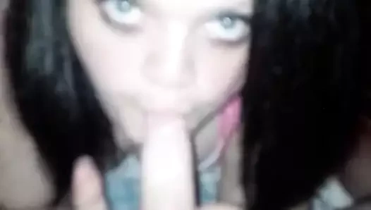 Sürtük kız arkadaşım sikimi emiyor