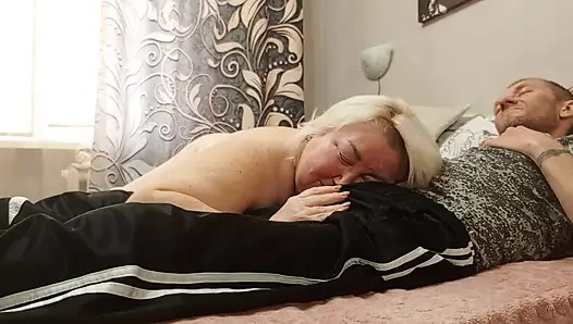 Komşu yüksek kalitede derin sakso çekiyor ve ağzına boşalıyor