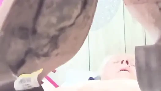 Bu azgın sürtük aklını kaybetmeden önce kaç kez mastürbasyon yapıyor?