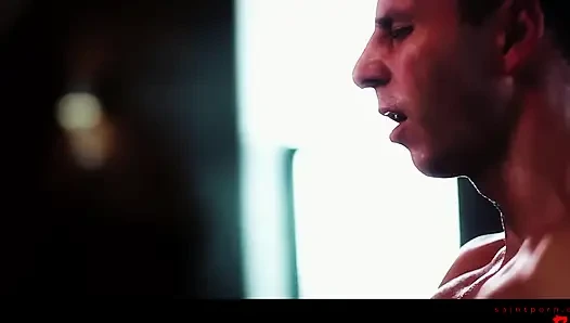 Koyu saçlı güzellik sakso çekiyor ve derinden sikiliyor