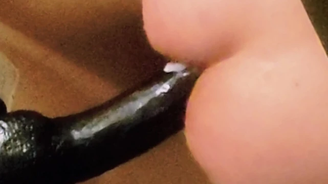 Скачу на моем МАССИВНОМ черном дилдо - моя маленькая жопа так растянута!!