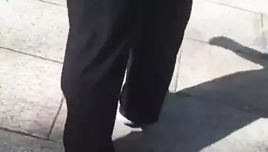 Güzel götlü siyah orta yaşlı seksi kadın siyah elbiseli pantolonlu büyük götlü