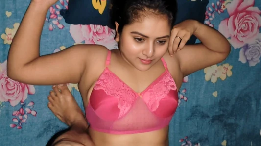 Sabah vakti Hintli bangla yenge ile romantik sikişme eğlencesi videosu.