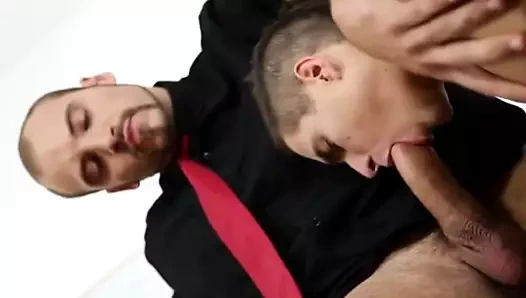 Öğretmen ona notunu nasıl yükseltebileceğini söyler