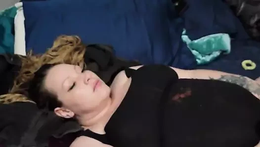 Yeni oyuncağıyla mutlu evli kadın