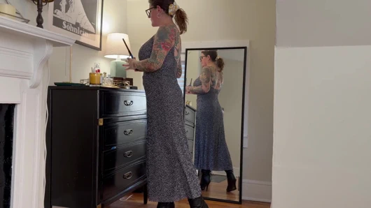 Carrie Capri büyük dildoyla kendini sikiyor ve yoğun gerçek orgazm oluyor