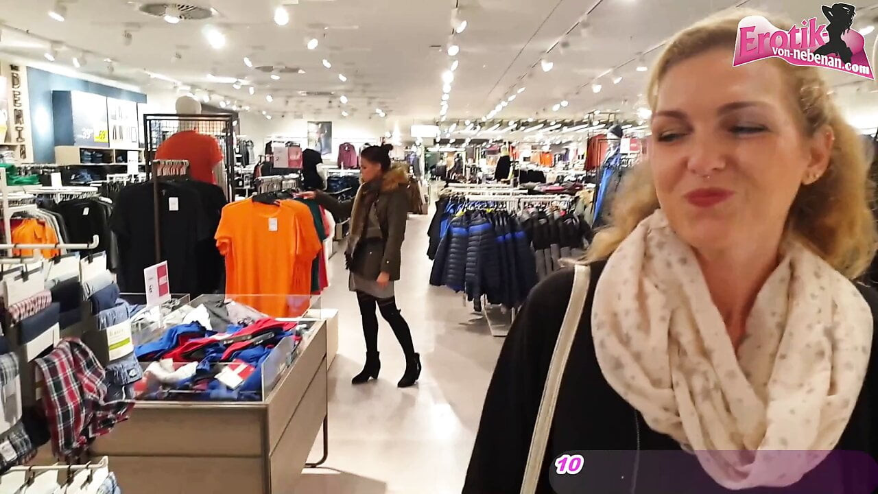 soyunma odasından sonra alışveriş merkezinde üçlü cum yürüyüş