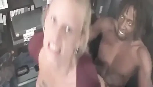 Sarışın orta yaşlı seksi kadın büyük zenci yarağıyla sert sikişiyor ıslak gırtlağına kadar alıyor