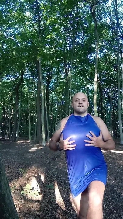 Lateks içinde aşırı büyük memeli transseksüel - açık göğüsler fetişi