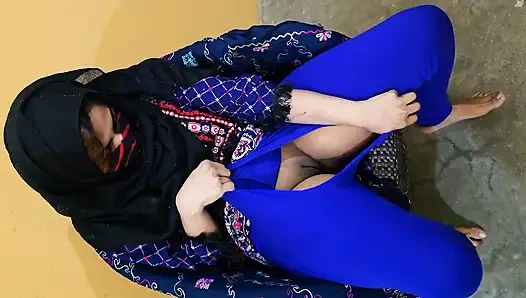 Tesettürlü Müslüman kız arkadaş tekrar eve geliyor -amına boşalıyor