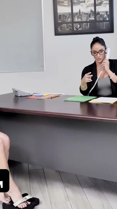 Süper azgın orta yaşlı seksi kadın genç esmer sürtüğün amını emiyor | Klip 1